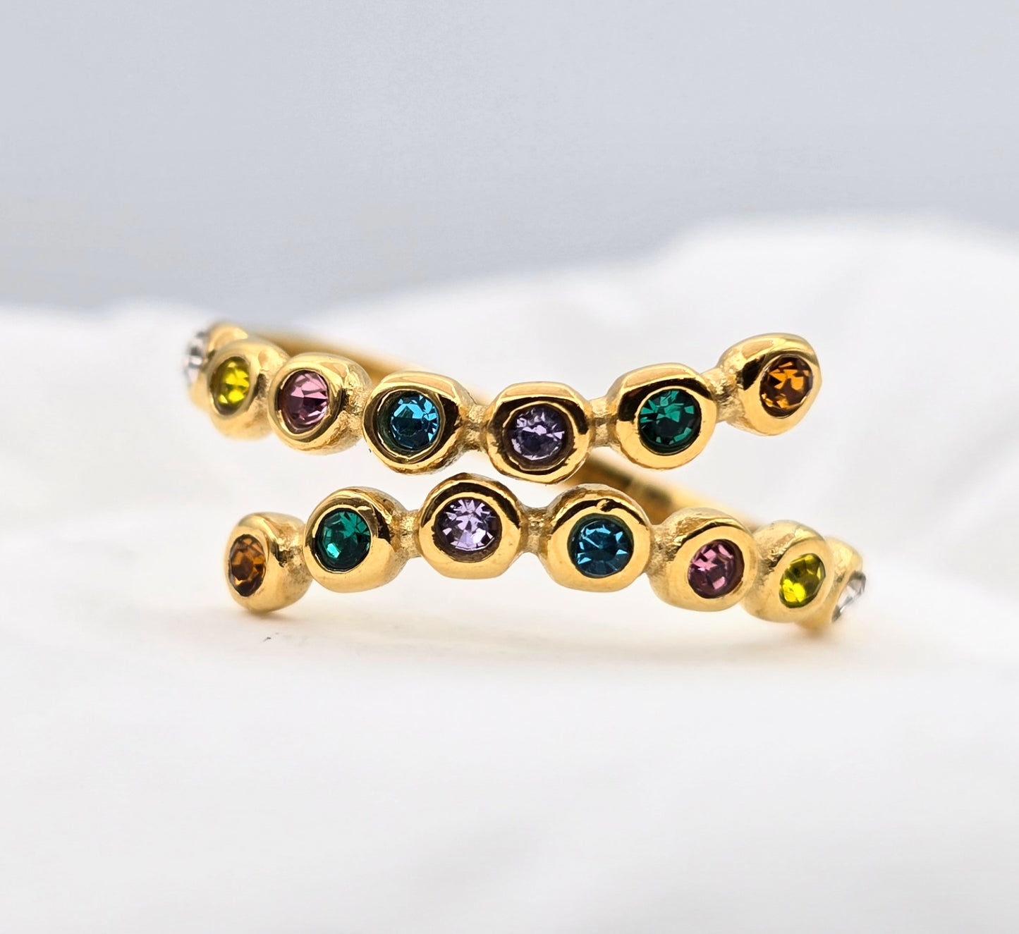 *ANILLO AJUSTABLE CIRCONIAS DE COLORES; TONO DORADO*
