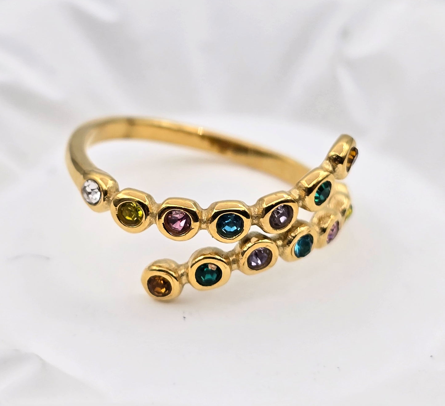 *ANILLO AJUSTABLE CIRCONIAS DE COLORES; TONO DORADO*
