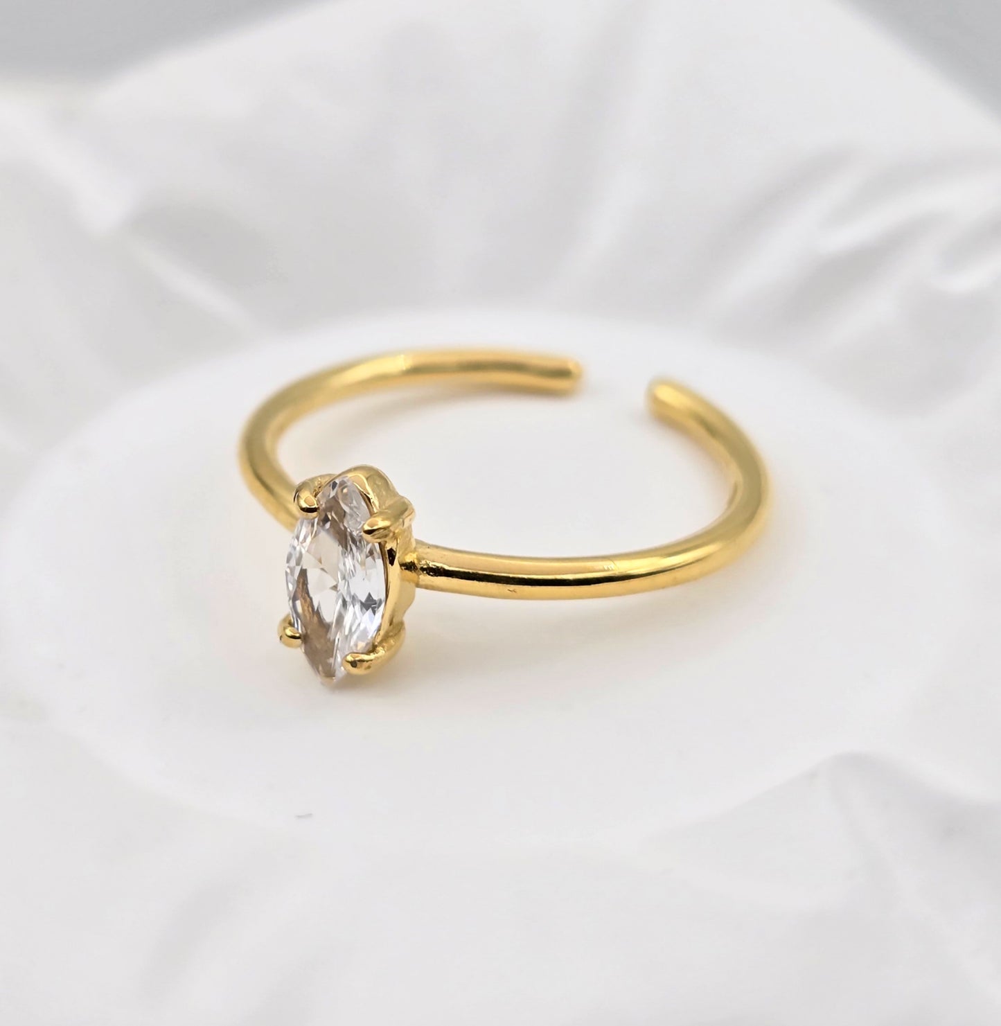 *ANILLO AJUSTABLE CIRCONIA BLANCA ELIPSE; TONO DORADO*