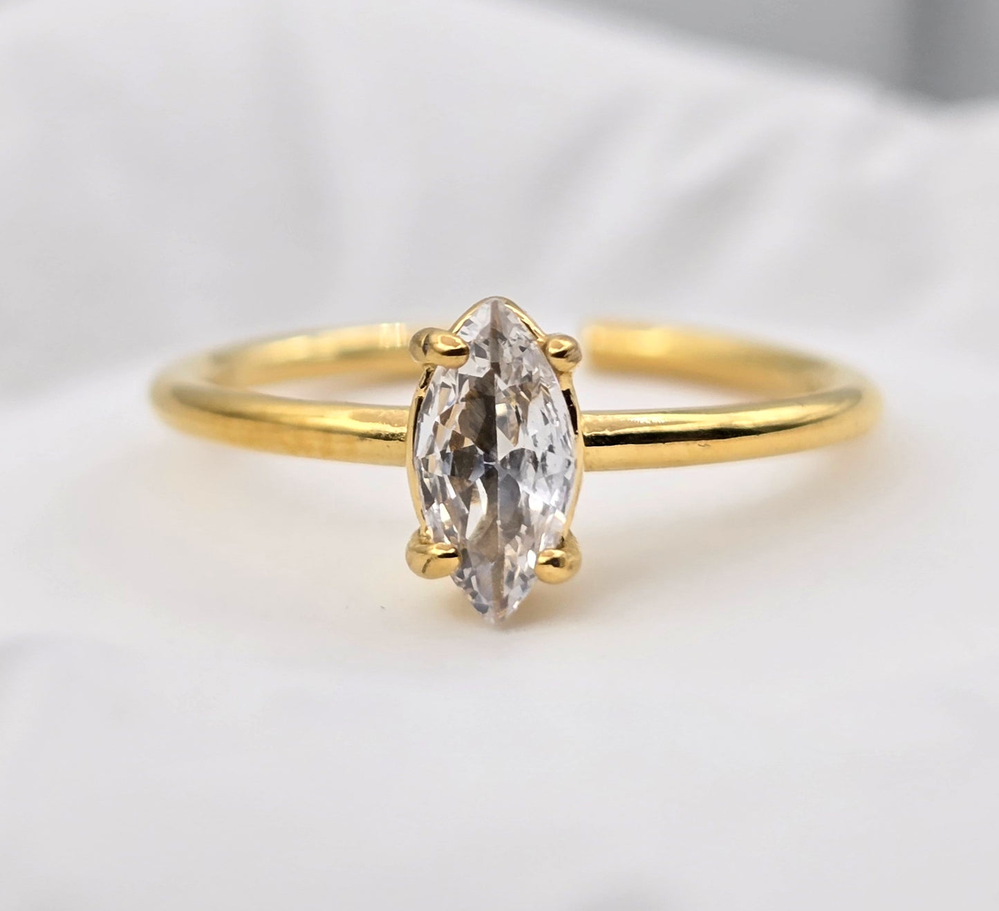 *ANILLO AJUSTABLE CIRCONIA BLANCA ELIPSE; TONO DORADO*
