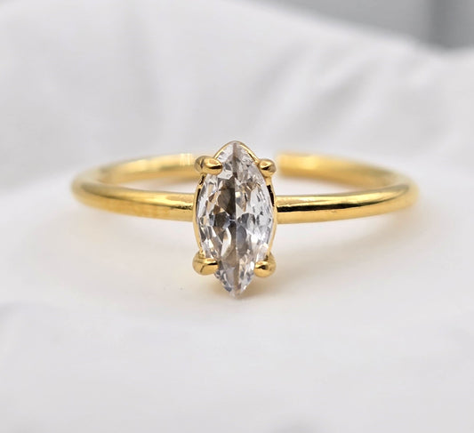 *ANILLO AJUSTABLE CIRCONIA BLANCA ELIPSE; TONO DORADO*