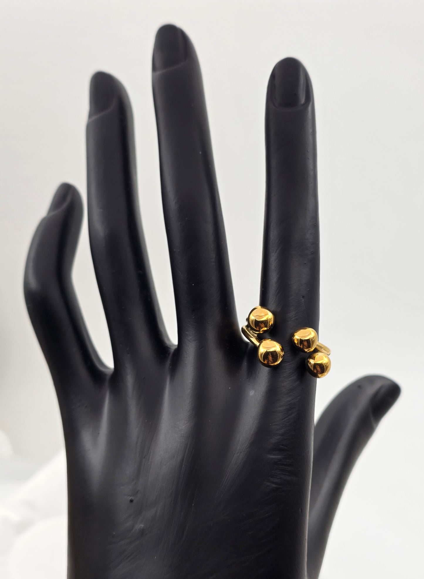 *ANILLO AJUSTABLE CUATRO ESFERAS; TONO DORADO*