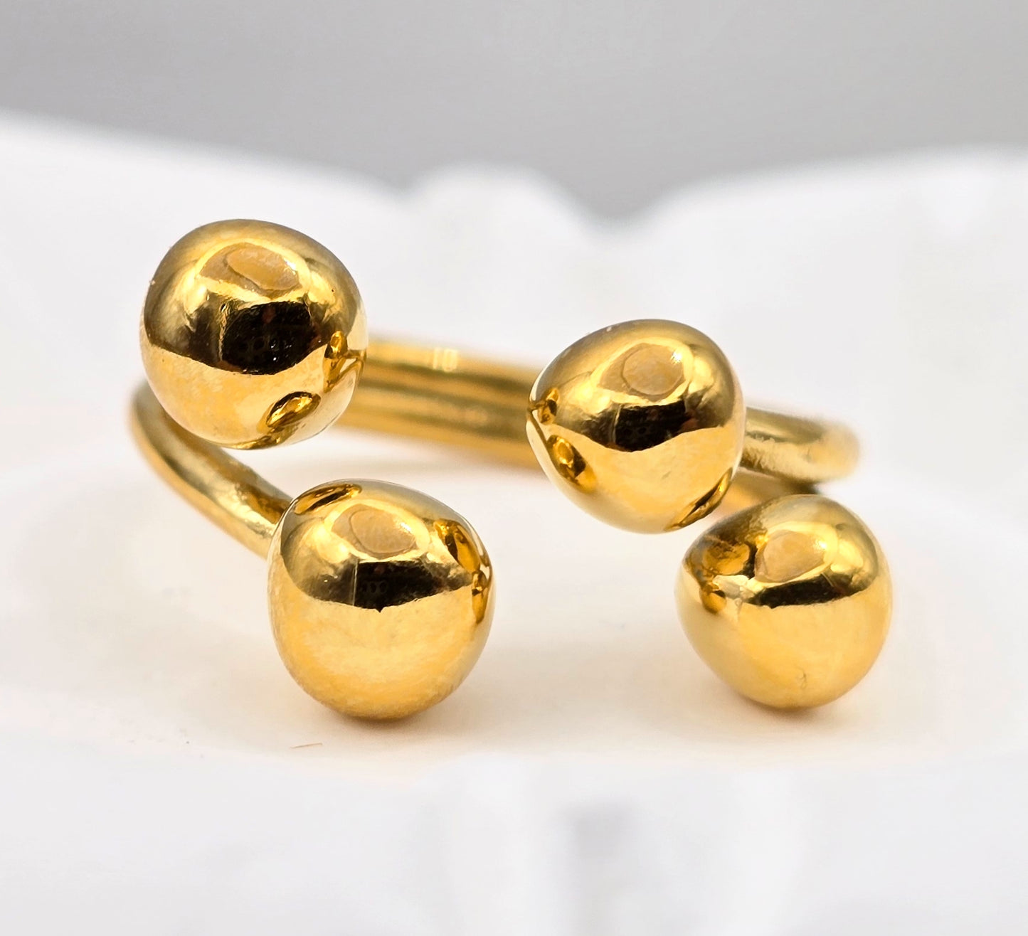*ANILLO AJUSTABLE CUATRO ESFERAS; TONO DORADO*