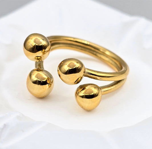 *ANILLO AJUSTABLE CUATRO ESFERAS; TONO DORADO*