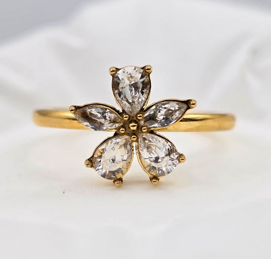 *ANILLO AJUSTABLE CIRCONIAS EN FLOR; TONO DORADO*