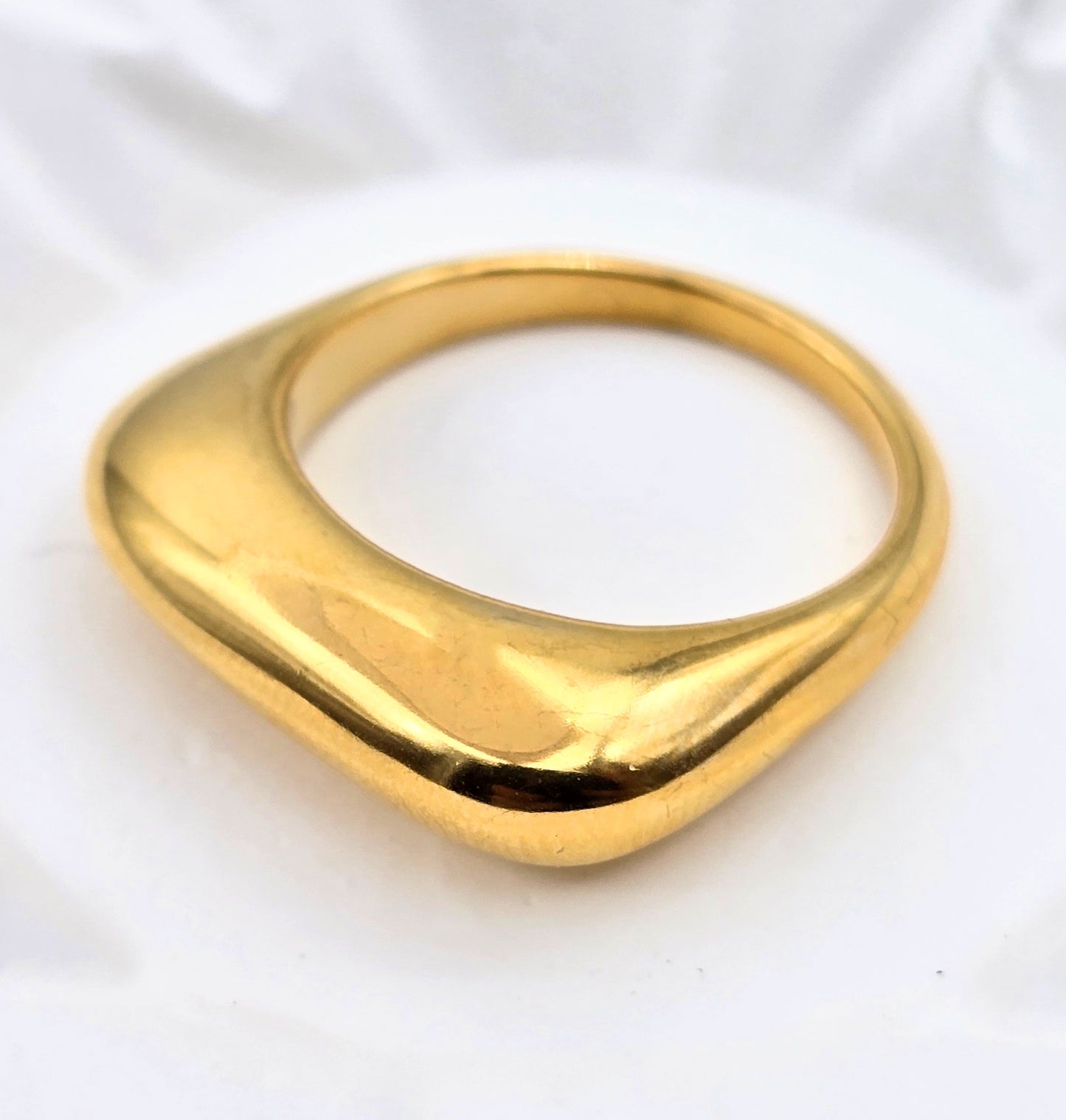 *ANILLO ALTO; TONO DORADO*