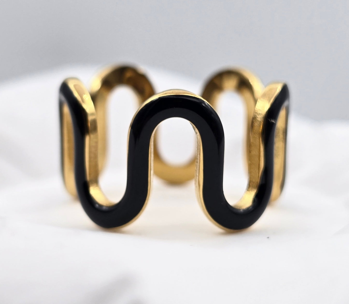 *ANILLO ONDAS ESMALTE NEGRO; TONO DORADO*