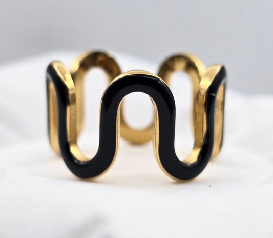 *ANILLO ONDAS ESMALTE NEGRO; TONO DORADO*