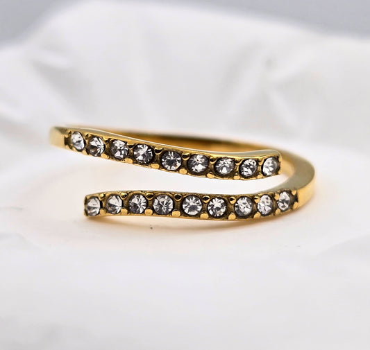*ANILLO AJUSTABLE CIRCONIAS EN ONDAS; TONO DORADO*