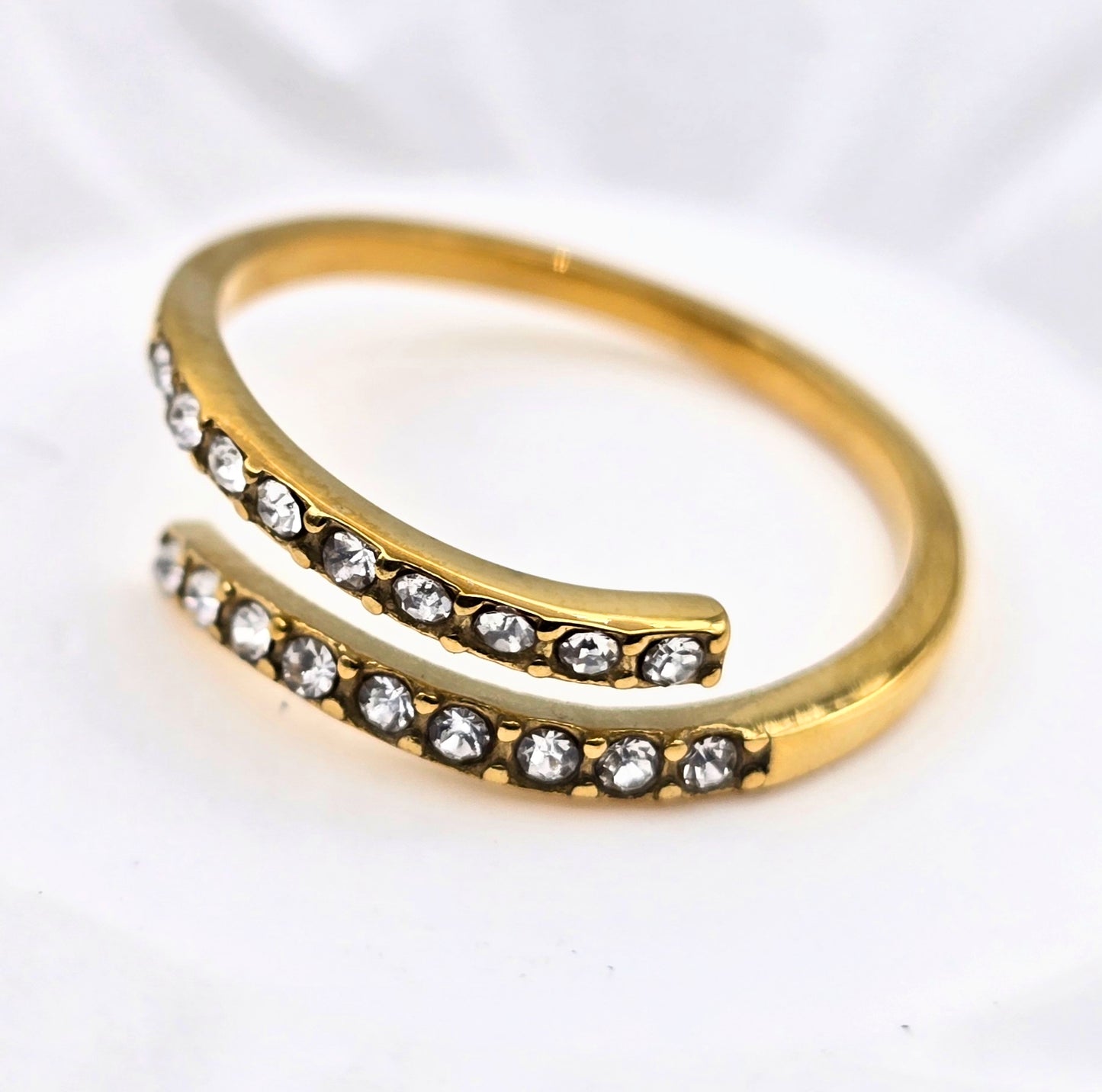 *ANILLO AJUSTABLE CIRCONIAS EN ONDAS; TONO DORADO*