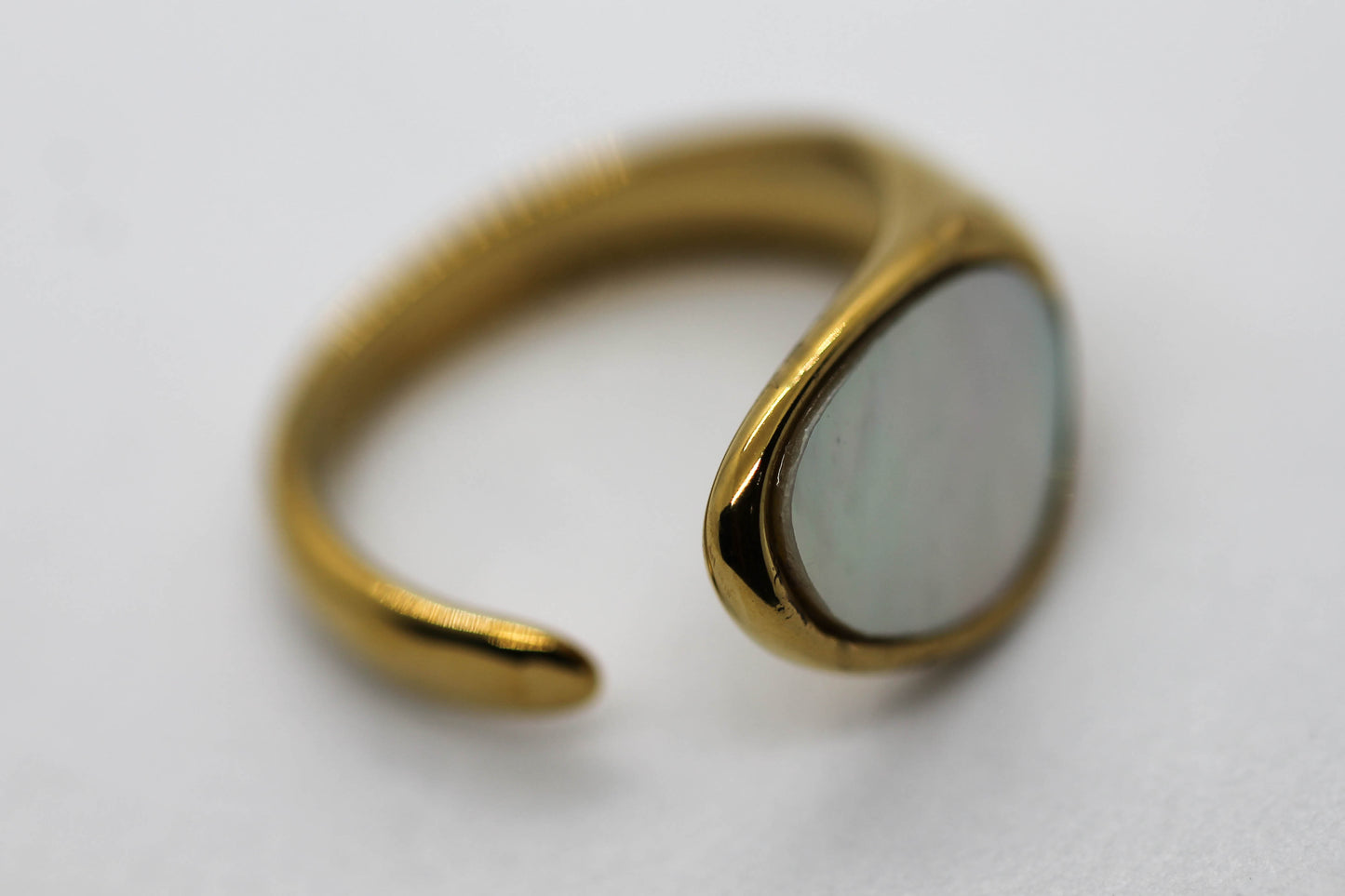 ANILLO AJUSTABLE MADRE PERLA; TONO DORADO