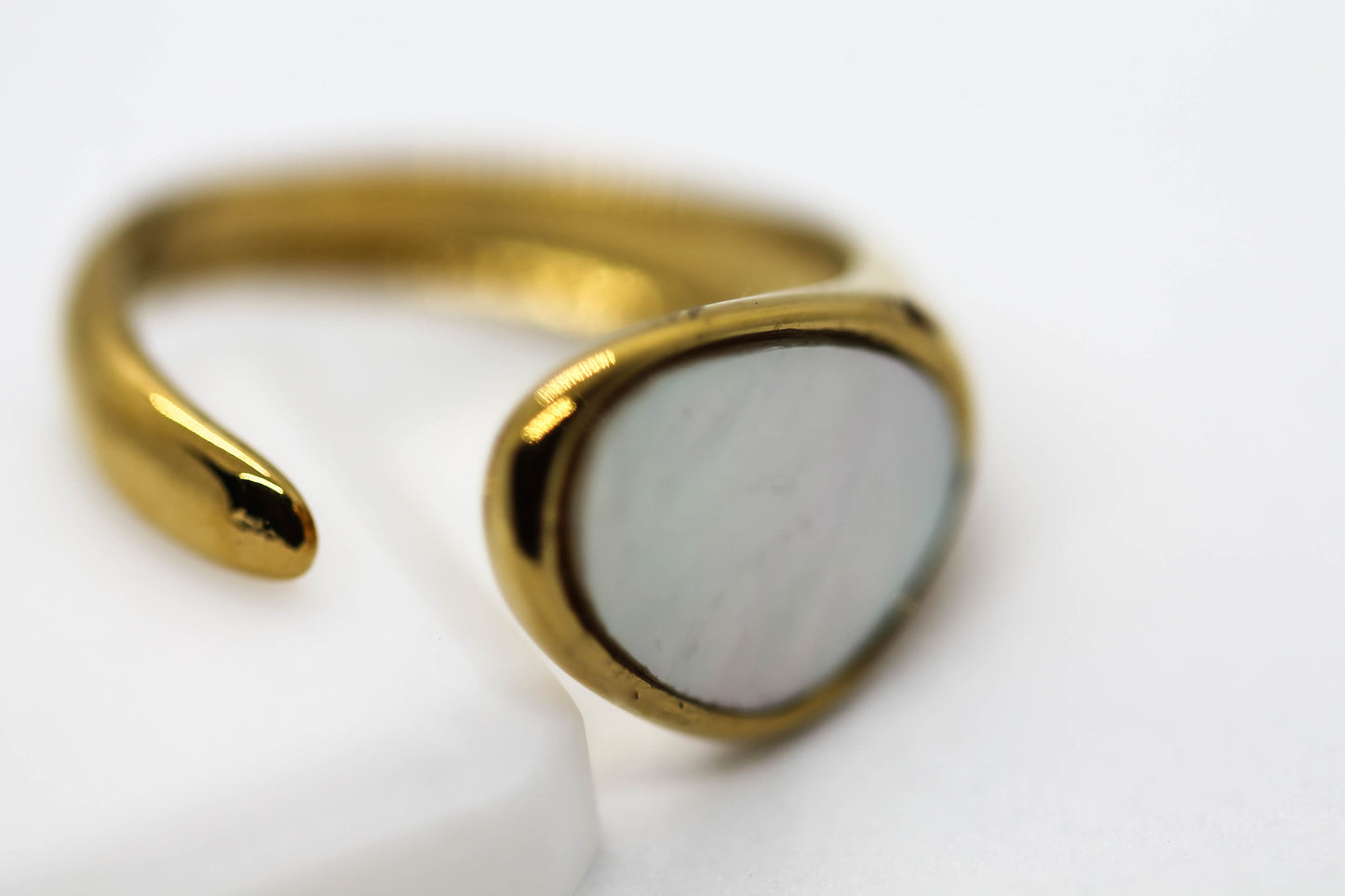 ANILLO AJUSTABLE MADRE PERLA; TONO DORADO