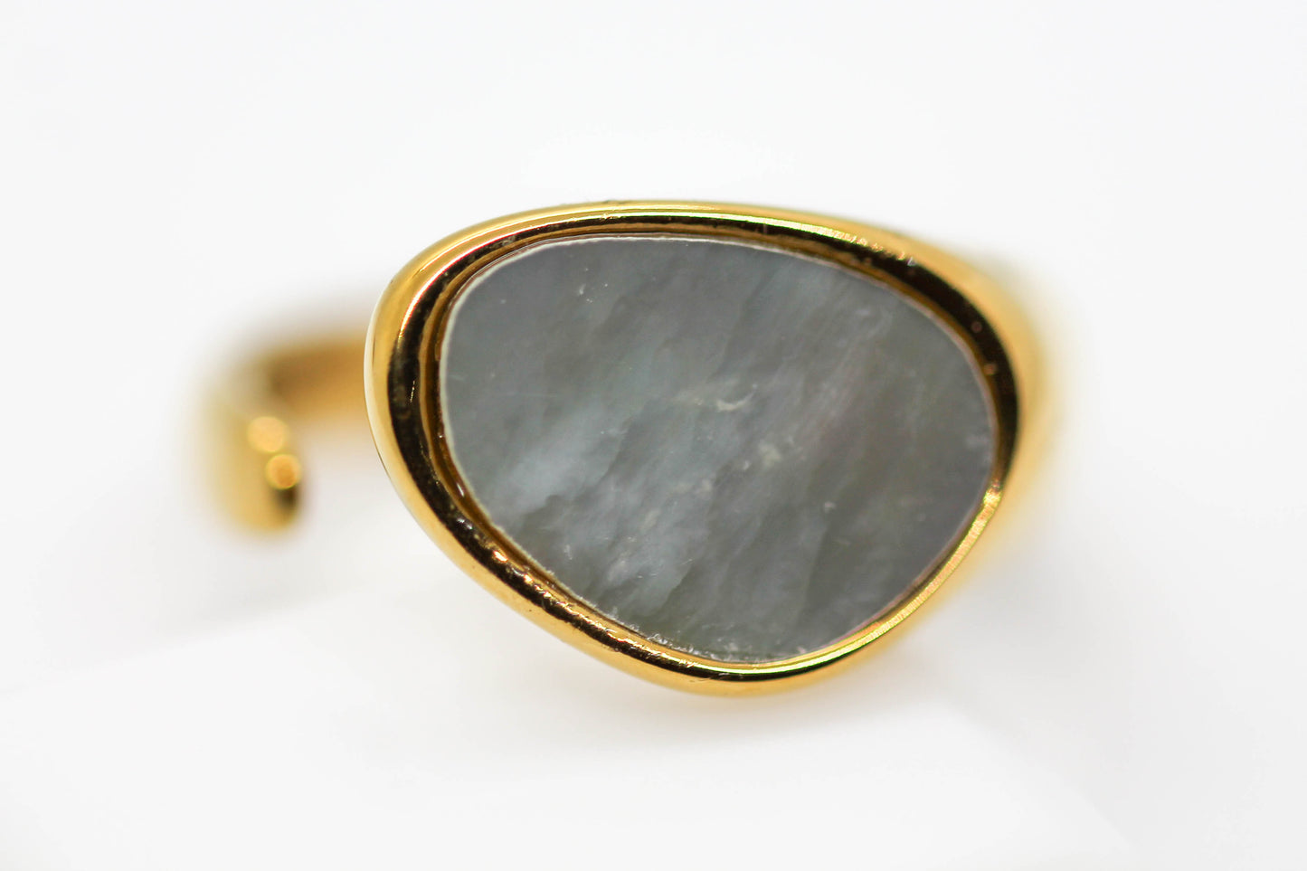 ANILLO AJUSTABLE MADRE PERLA; TONO DORADO