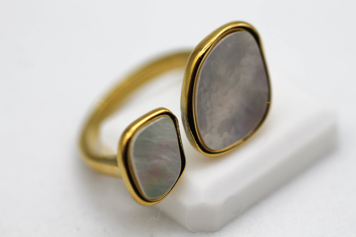 ANILLO ABIERTO AJUSTABLE DOBLE MADRE PERLA; TONO DORADO