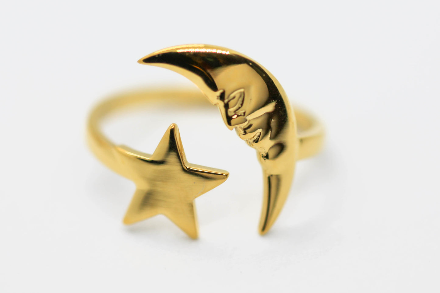 *ANILLO AJUSTABLE LUNA ESTRELLA; TONO DORADO*