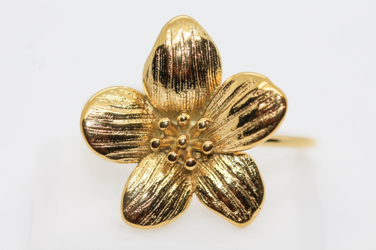 *ANILLO AJUSTABLE FLOR 18MM; TONO DORADO*