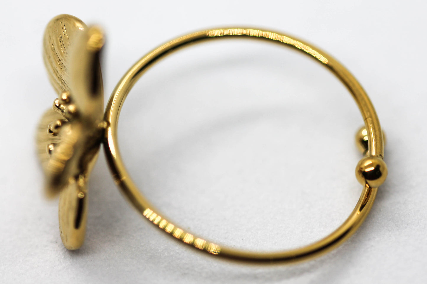 *ANILLO AJUSTABLE FLOR 18MM; TONO DORADO*