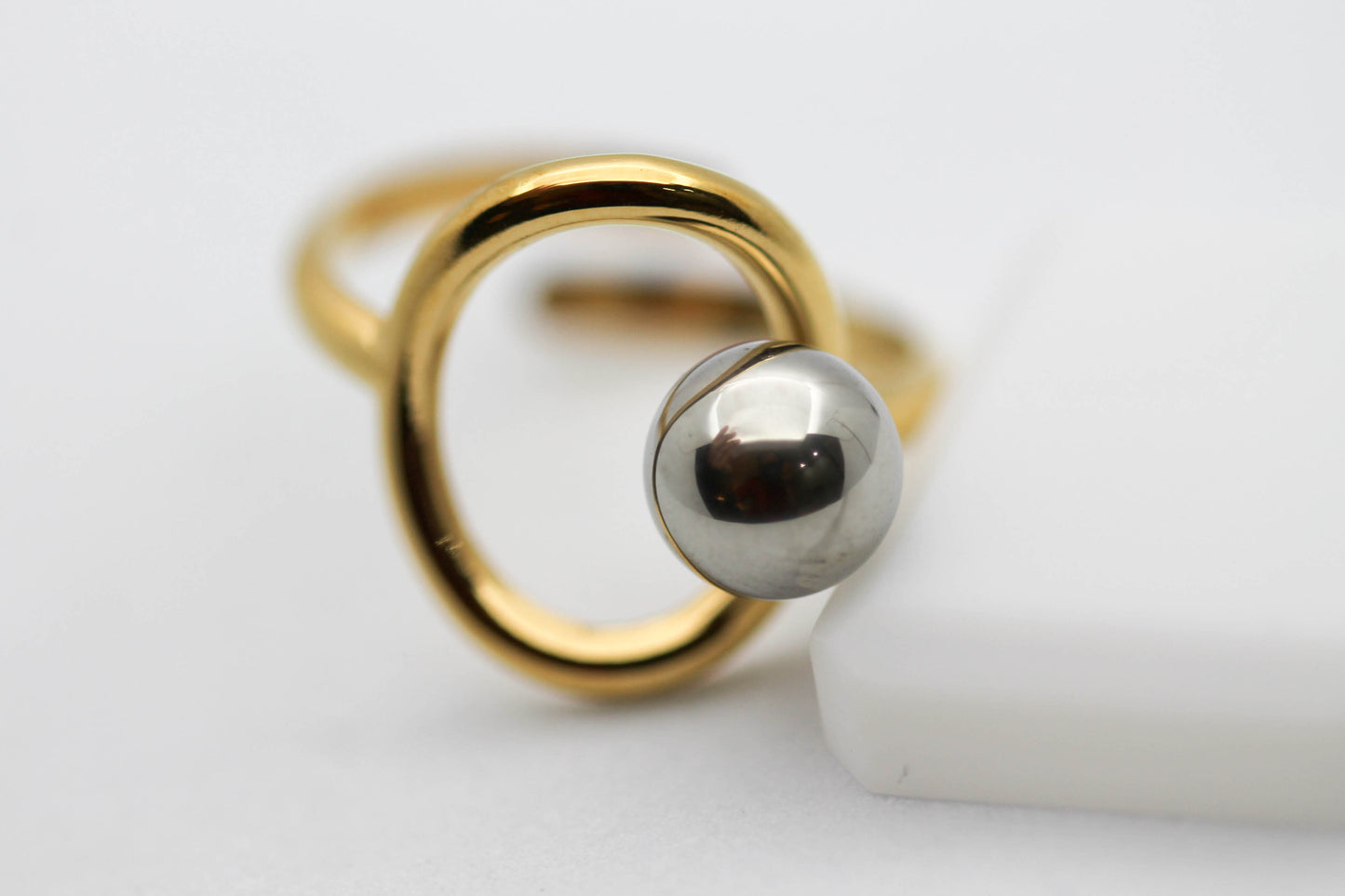 *ANILLO AJUSTABLE OVALO Y ESFERA; TONOS DORADO Y PLATEADO*