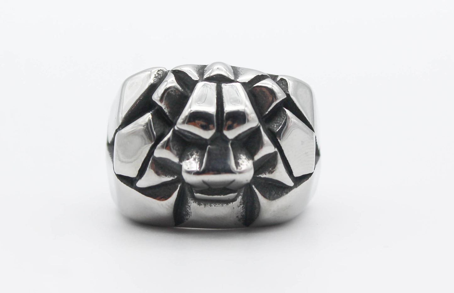 ANILLO GRANDE CUADRADO ROSTRO DE LEON, TONO PLATEADO