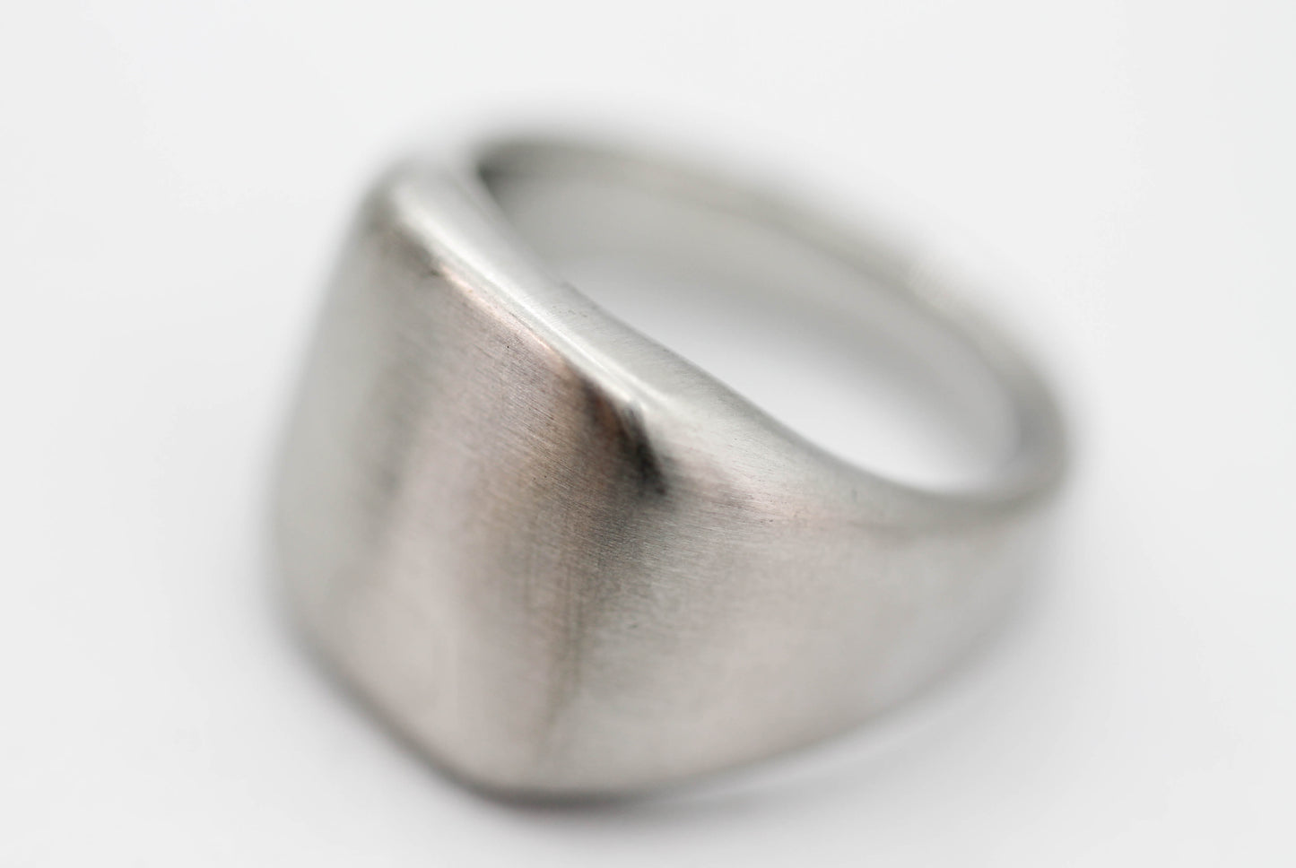 ANILLO CABALLERO CUADRO PLANO; TONO PLATEADO MATE