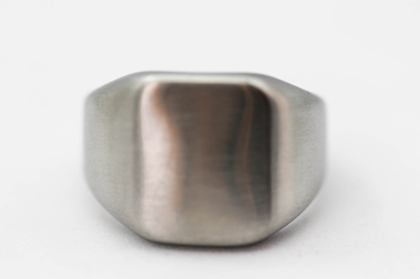 ANILLO CABALLERO CUADRO PLANO; TONO PLATEADO MATE