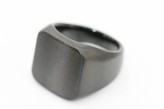 ANILLO CABALLERO CUADRO PLANO; TONO NEGRO MATE