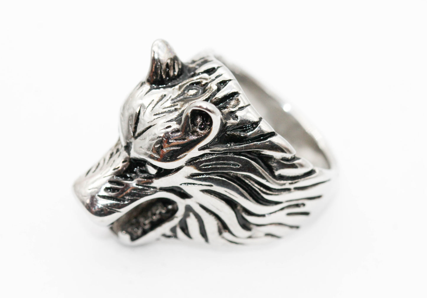 ANILLO CABALLERO ROSTRO LOBO; TONO PLATEADO