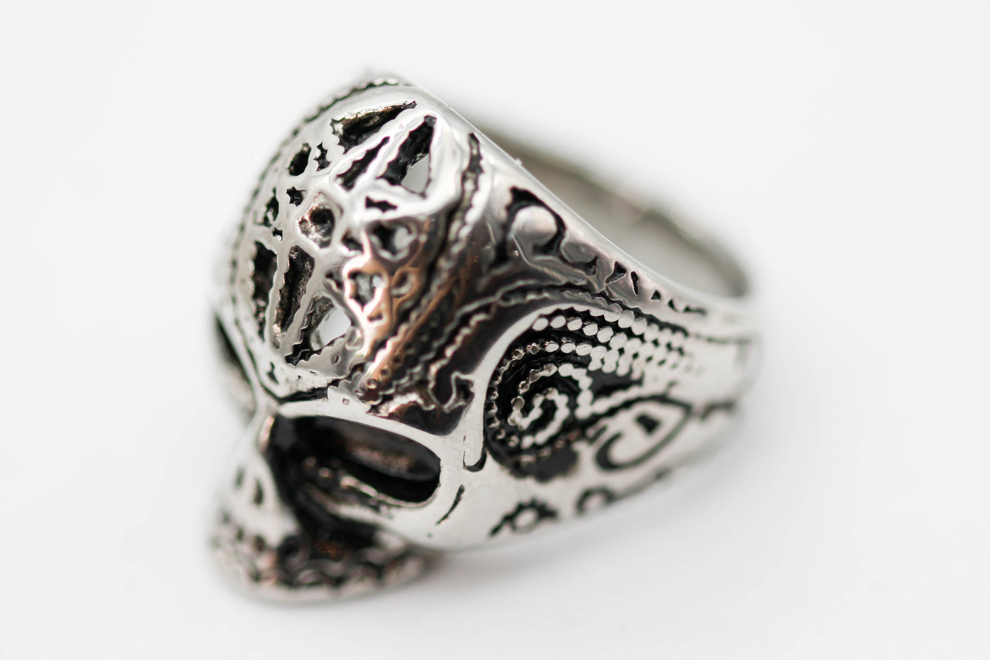 ANILLO CABALLERO CALAVERA; TONO PLATEADO