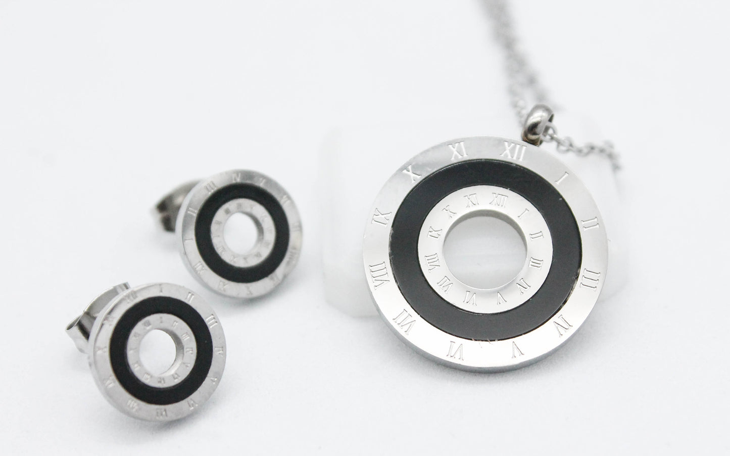SET CIRCULO HUECO NUMEROS ROMANOS LINEA NEGRA BROQUEL 11MM; COLLAR 45CM DIJE 20MM; TONO PLATEADO