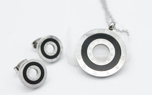 SET CIRCULO HUECO NUMEROS ROMANOS LINEA NEGRA BROQUEL 11MM; COLLAR 45CM DIJE 20MM; TONO PLATEADO