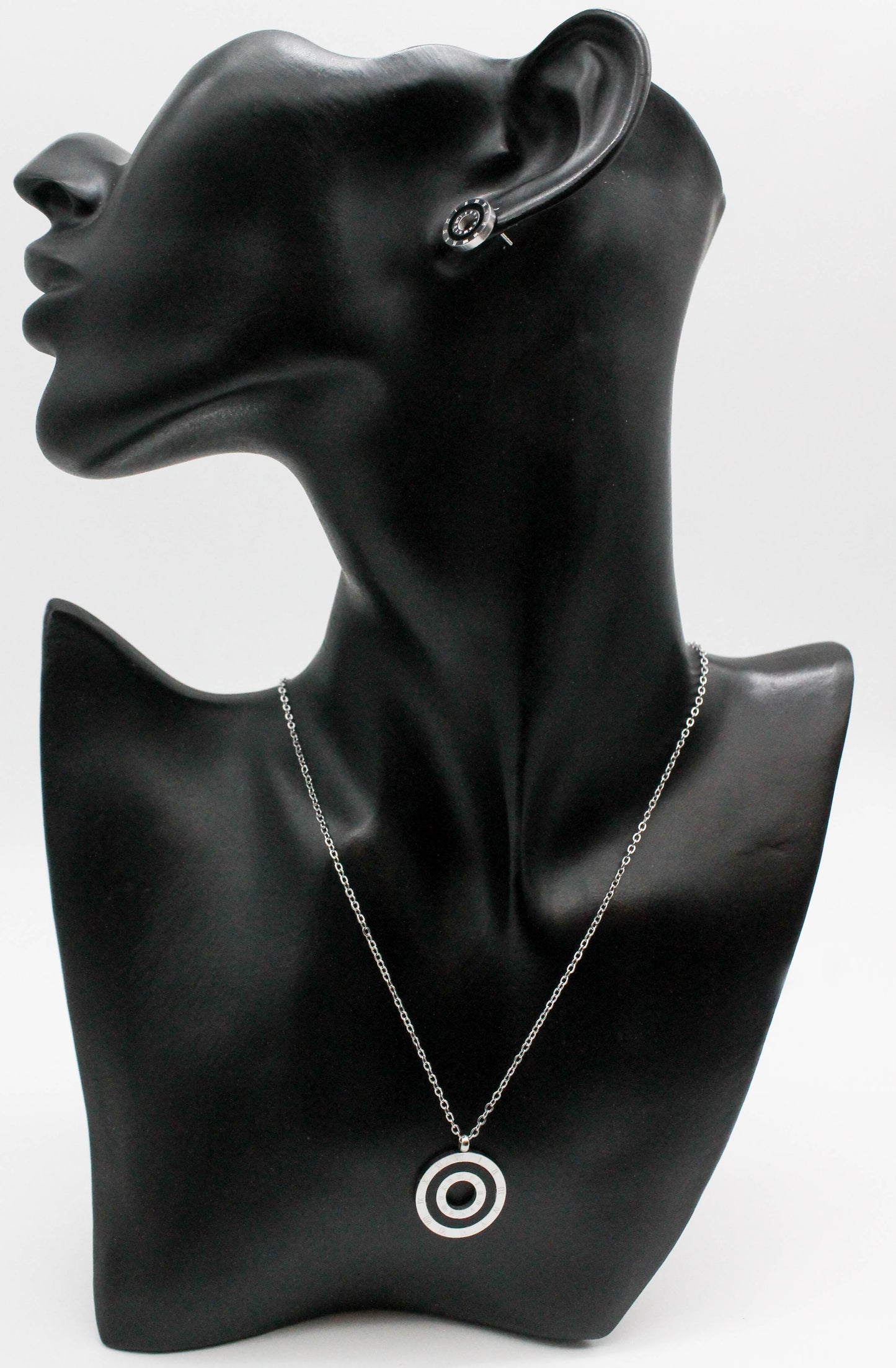 SET CIRCULO HUECO NUMEROS ROMANOS LINEA NEGRA BROQUEL 11MM; COLLAR 45CM DIJE 20MM; TONO PLATEADO
