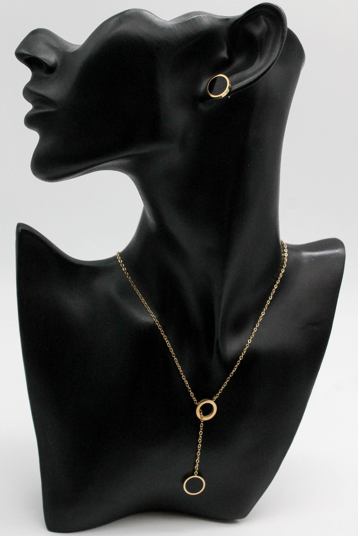 SET CIRCULO ONIX DIJE 12MM; COLLAR CORBATIN 42CM + 5CM EXTENSION; TONO DORADO