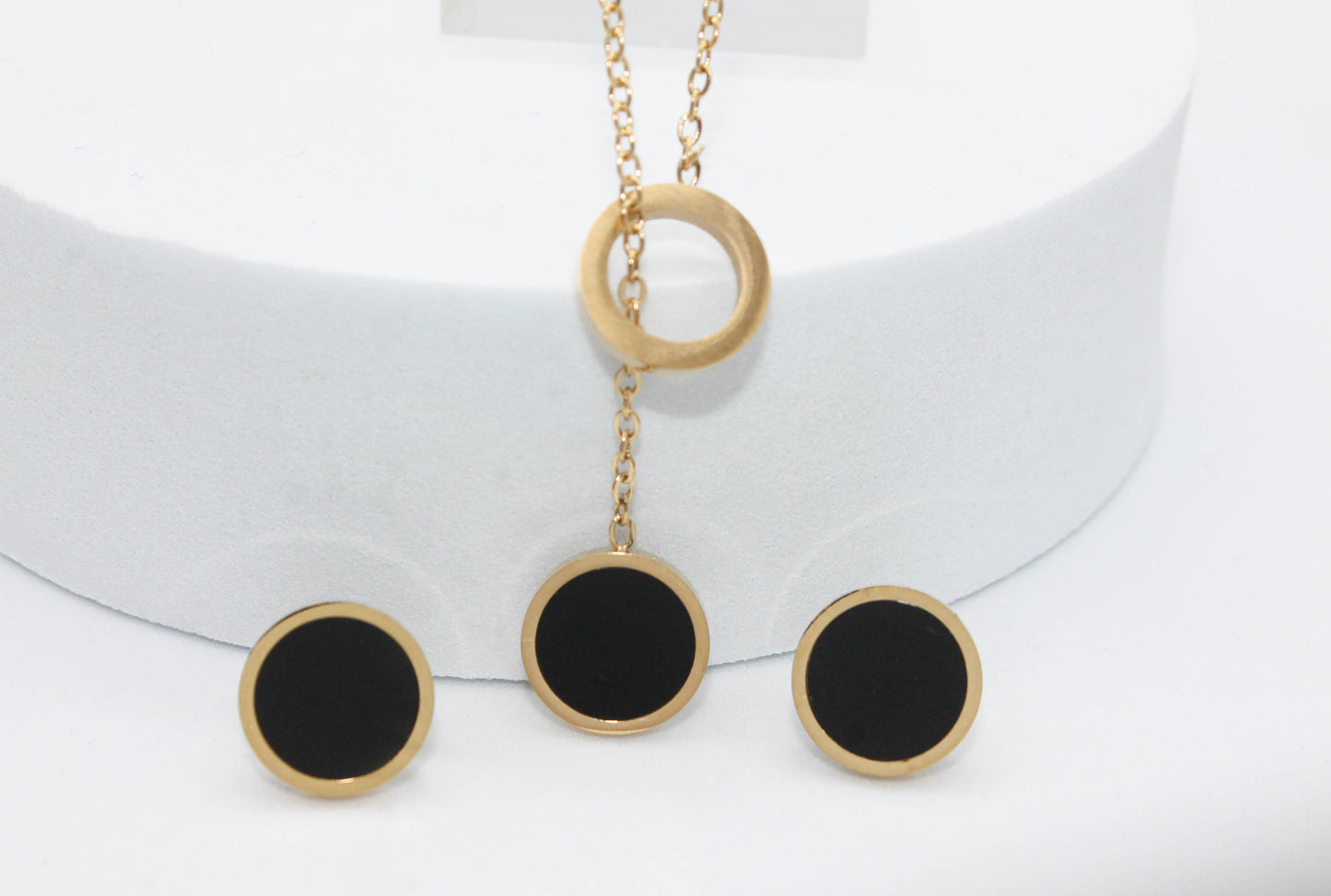 SET CIRCULO ONIX DIJE 12MM; COLLAR CORBATIN 42CM + 5CM EXTENSION; TONO DORADO