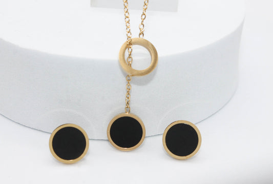 SET CIRCULO ONIX DIJE 12MM; COLLAR CORBATIN 42CM + 5CM EXTENSION; TONO DORADO