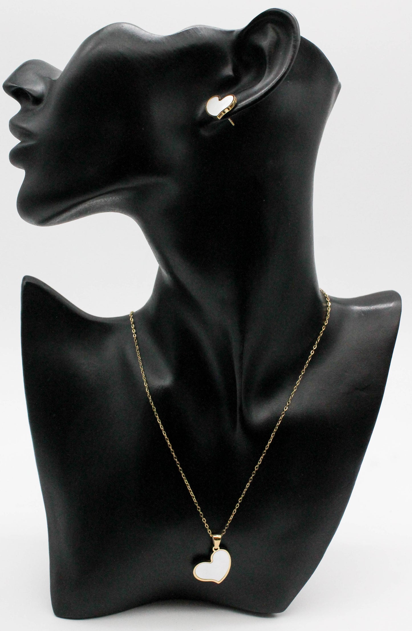 SET CORAZON MADRE PERLA BROQUEL 15MM; COLLAR 48CM  DIJE 20MM; TONO DORADO
