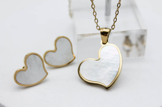 SET CORAZON MADRE PERLA BROQUEL 15MM; COLLAR 48CM  DIJE 20MM; TONO DORADO