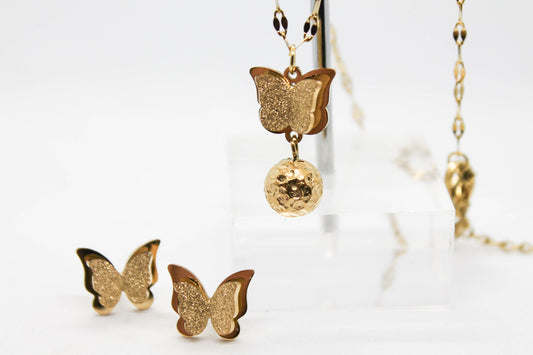 SET MARIPOSA AZUCARADA BROQUEL 10MM, COLLAR ESLABON PLANO MARIPOSA ESFERA TEXTURA COLGANDO 8MM, 40CM + EXTENSION 6CM; TONO DORADO
