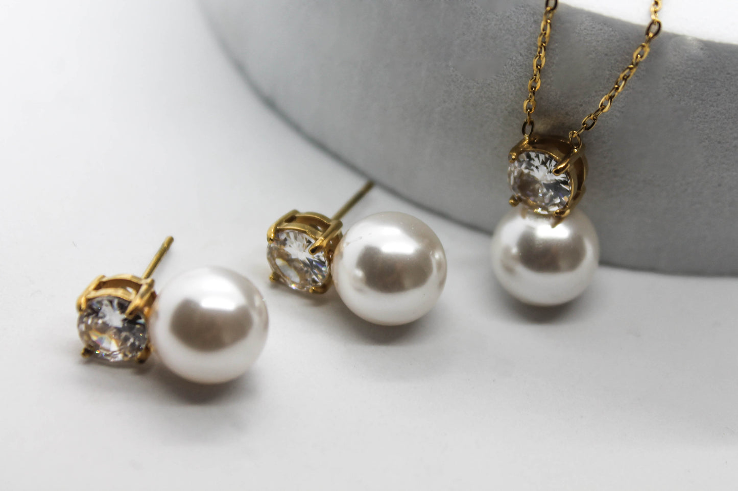 SET PERLA SINTETICA 10MM Y CIRCONIA 6MM; TONO DORADO