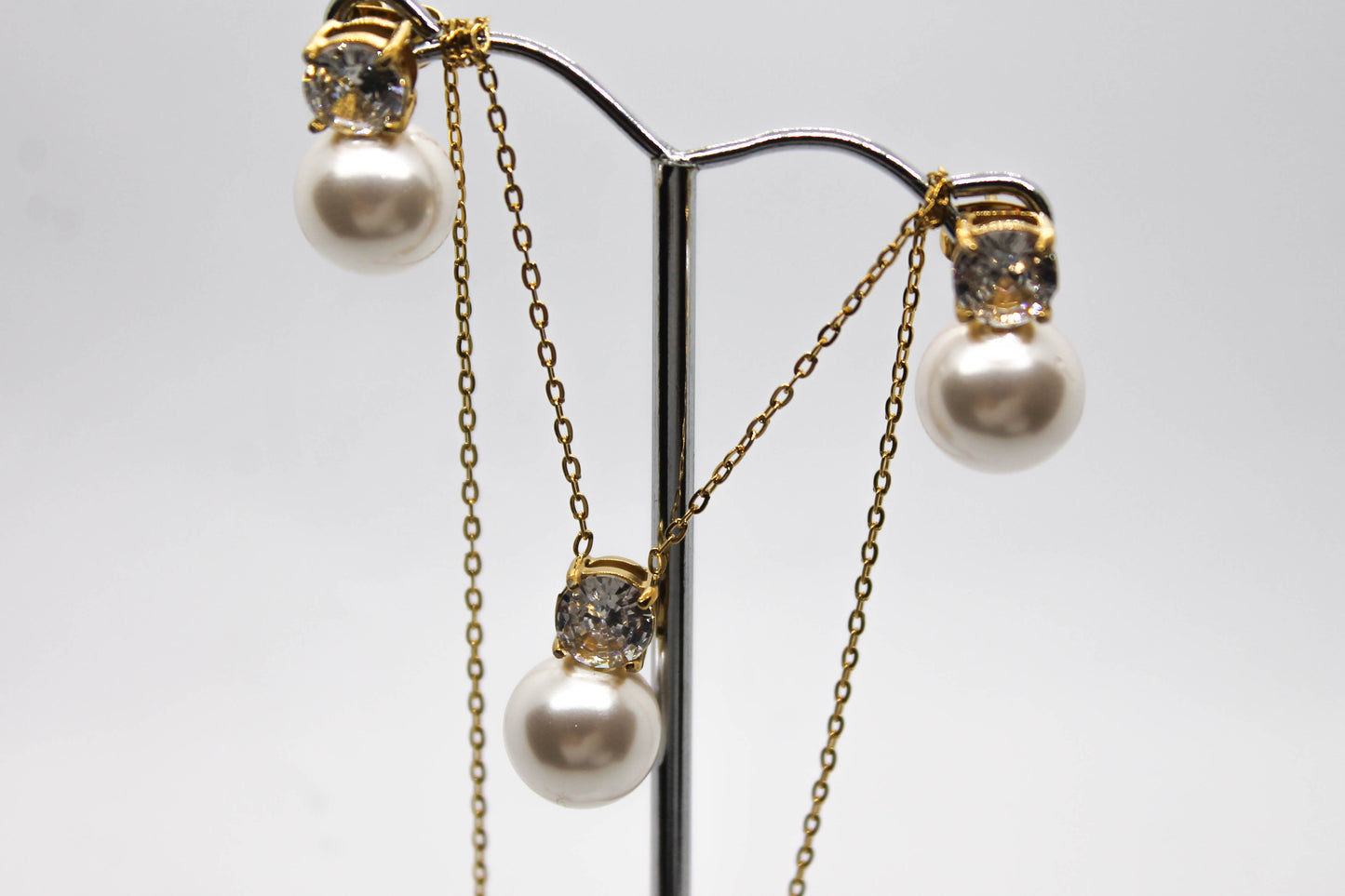SET PERLA SINTETICA 10MM Y CIRCONIA 6MM; TONO DORADO