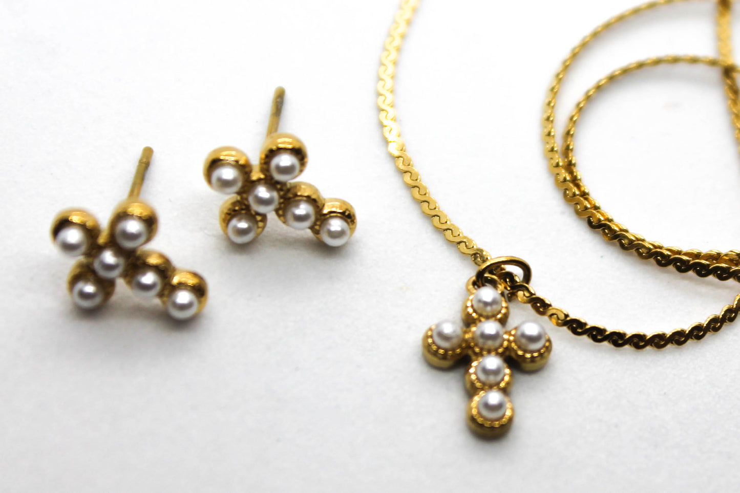 SET CRUZ 12MM PERLAS SINTETICAS; TONO DORADO