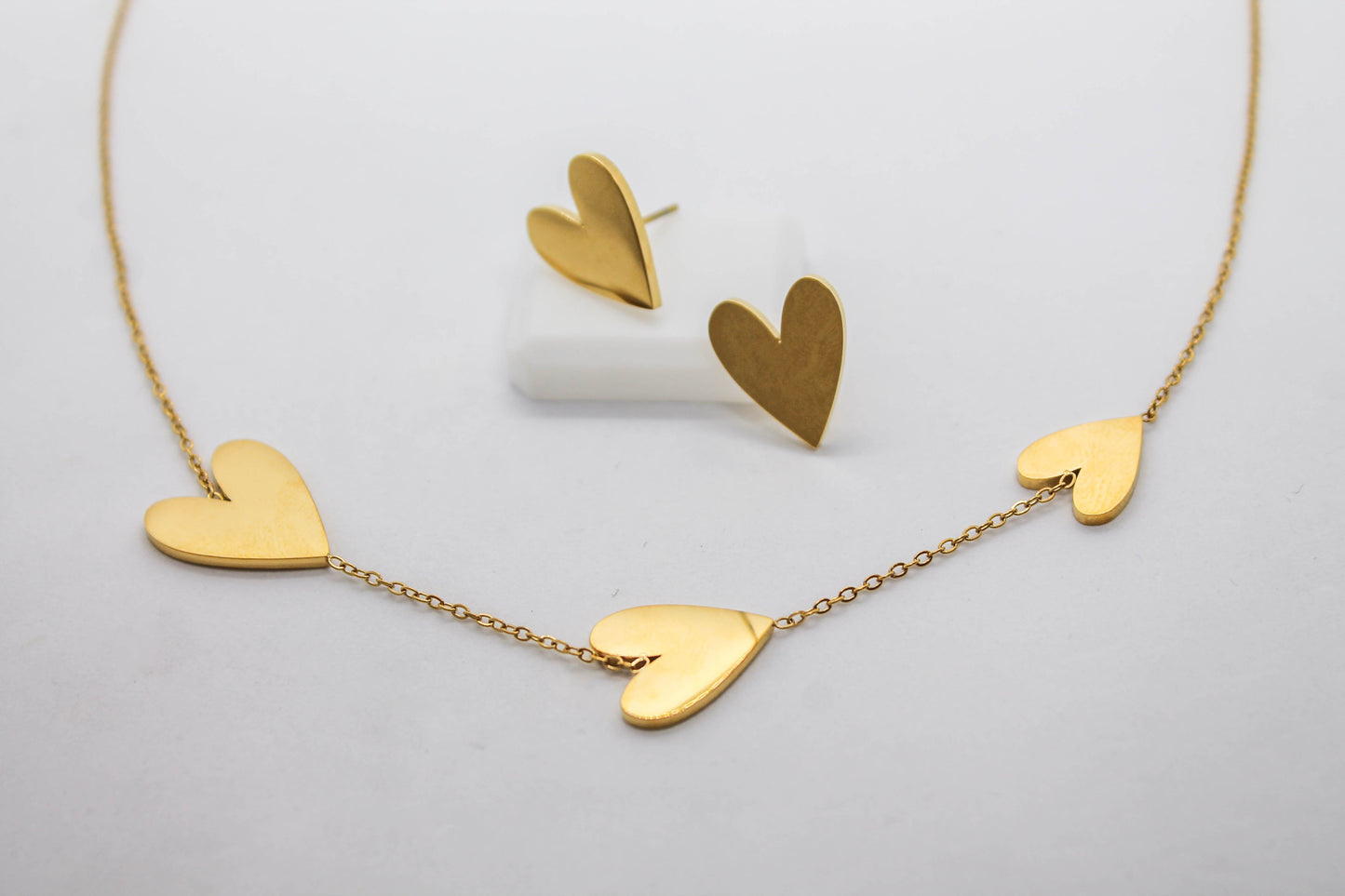 SET CORAZONES ALARGADOS; TONO DORADO