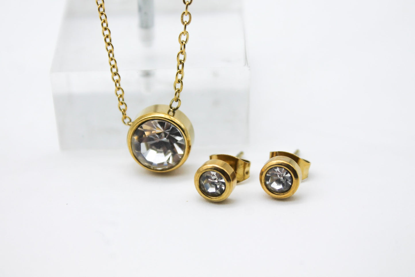 SET CIRCONIA MONTADA BROQUELES 6MM DIJE 10MM CADENA 45CMS; TONO DORADO