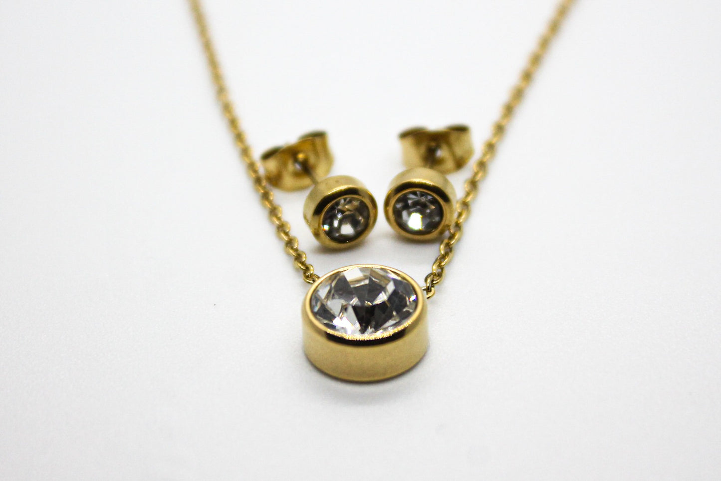 SET CIRCONIA MONTADA BROQUELES 6MM DIJE 10MM CADENA 45CMS; TONO DORADO
