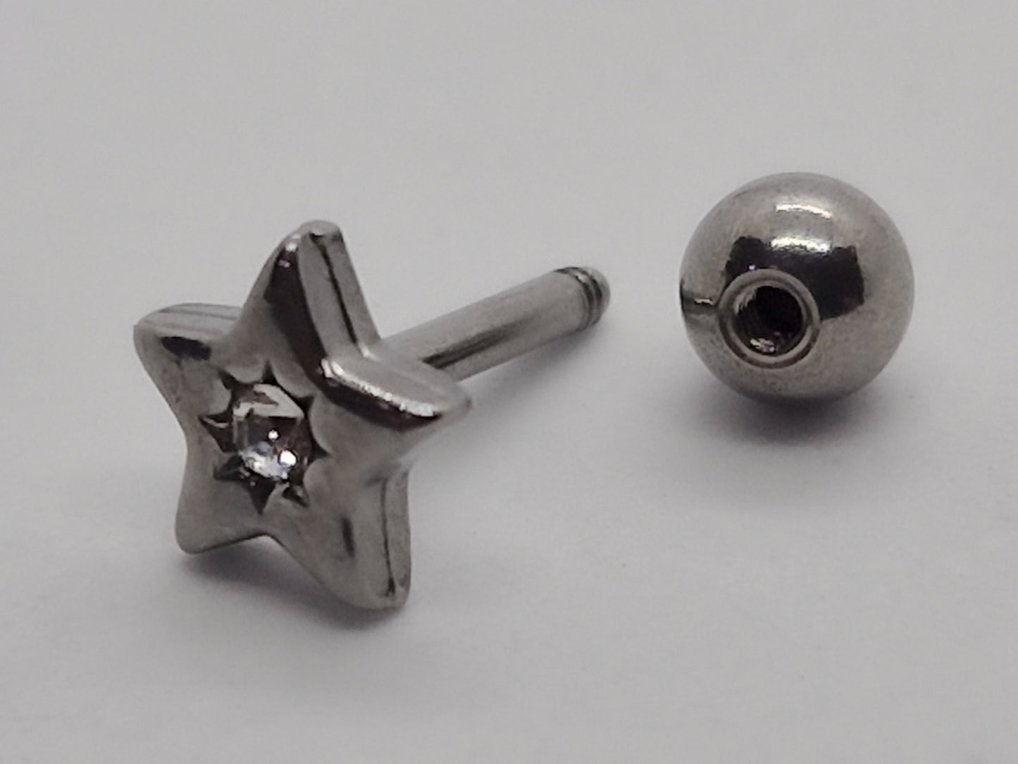 PIERCING ESTRELLA CON MINI CIRCONIA AL CENTRO; TONO PLATEADO