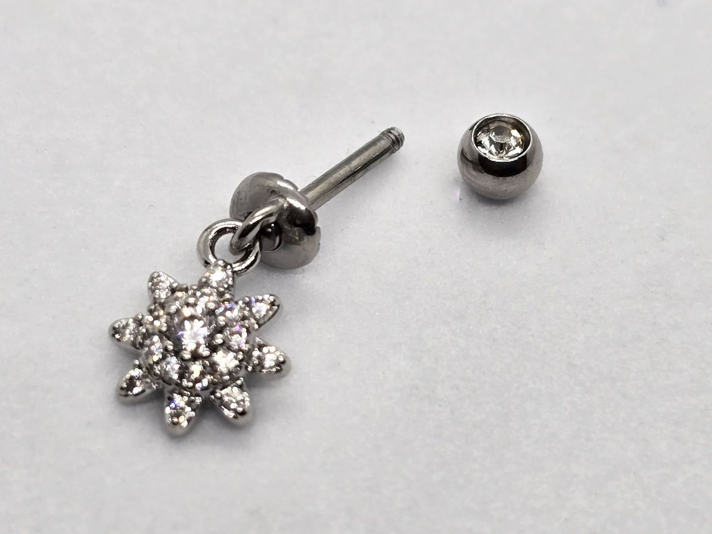 PIERCING SOL COLGANTE CIRCONIAS DIJE 6MM; TONO PLATEADO