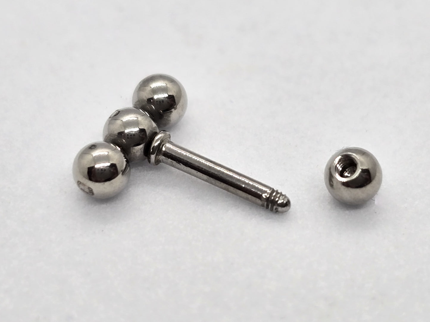 PIERCING TRES ESFERITAS EN LINEA; TONO PLATEADO