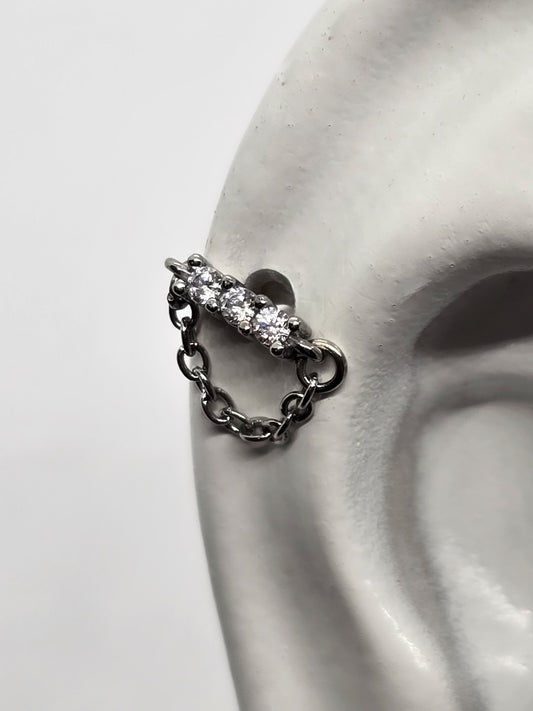 PIERCING TRES CIRCONIAS EN LINEA Y CADENA; TONO PLATEADO