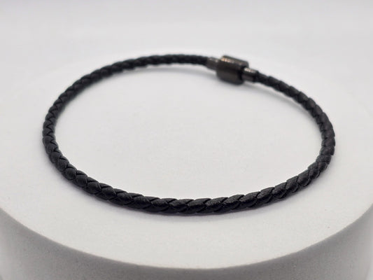 PULSERA PIEL NEGRA TUBULAR; BROCHE ACERO; TONO NEGRO