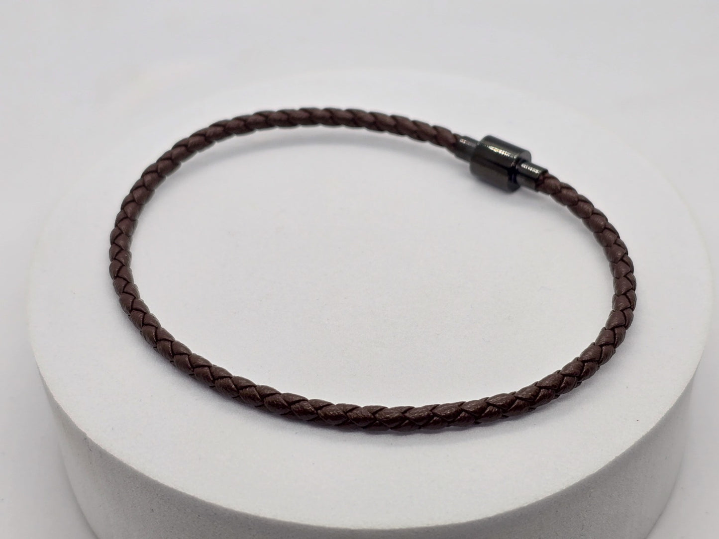 PULSERA PIEL CAFE TUBULAR; BROCHE ACERO; TONO NEGRO