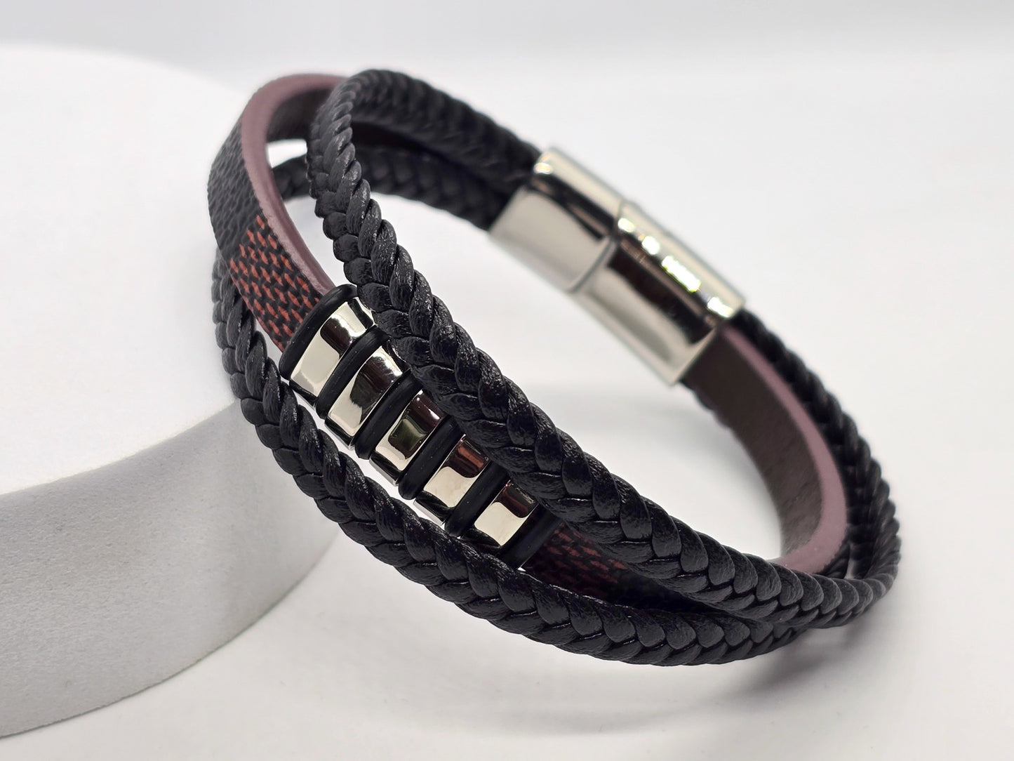 PULSERA CABALLERO PIEL NEGRA/ROSA TRIPLE 5 PLACAS ACERO; TONO PLATEADO